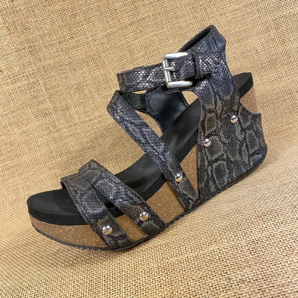 Volatile wedges sandals animal print women’s 6